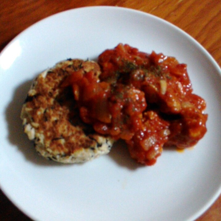 豆腐ハンバーグと鶏のトマト煮込みをワンプレートで！